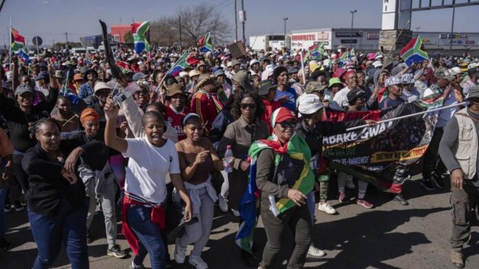 South Africans Back Cooperation